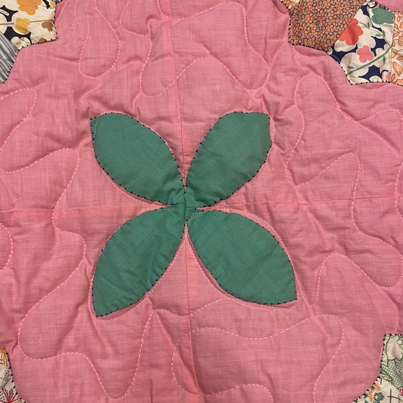 Vintage quilt. - Picture 4 of 9